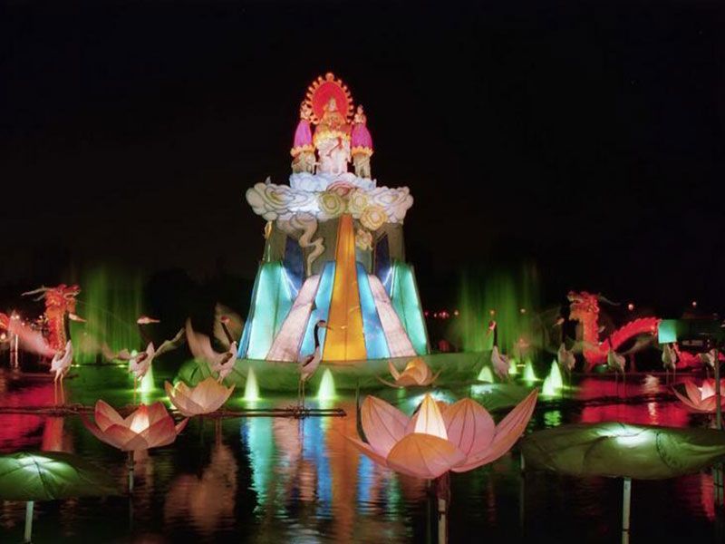 在泰国曼谷展出的佛光普照大型水上灯组